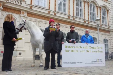 NGO-VertreterInnen vor dem Außenministerium. v.l.: Annelies Vilim (AG Globale Verantwortung), Anja Appel (Koordinierungsstelle der Österreichischen Bischofskonferenz), Walter Hajek (Österreichisches Rotes Kreuz), Christoph Schweifer (Caritas Österreich), 