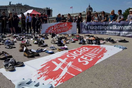 Die zurückgelassenen Schuhe vor dem Parlament am Heldenplatz erinnerten an das Schicksal der Flüchtlinge aus Afghanistan. Foto: epd/Michael Windisch