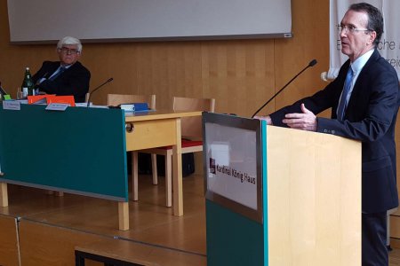 Synodenpräsident Krömer (re.): Gesetzgeber sollte die in der Menschenrechtskonvention verbriefte Gedanken-, Gewissens- und Religionsfreiheit im Auge haben. Foto: epd/Uschmann
