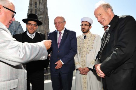 Auf Initiative von Christian Konrad unterzeichneten Gemeinderabbiner Hofmeister, Bischof Bünker, IGGÖ-Präsident Olgun und Kardinal Schönborn (v.l.) die gemeinsame Erklärung zum Weltflüchtlingstag. Foto: epd/Uschmann