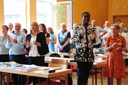 Pfarrer Adzokatse im Kreis der Synode. Dank für enge Zusammenarbeit über fünf Jahre. Foto: epd/Uschmann