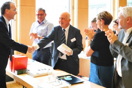 Bei der Synode am 15. Juni dankte Synodenpräsident Peter Krömer Oberkirchenrat Heinz Tichy für seinen Einsatz für die Evangelische Kirche. Foto: epd/Uschmann