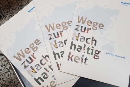   Der Nachhaltigkeitsbericht gibt einen Überblick über die Arbeit der einzelnen Teilbereiche der Diakonie Eine Welt. Foto: epd/Michael Windisch