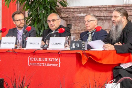   Im Gespräch über Kirche 4.0: Superintendent Lars Müller-Marienburg, der römisch-katholische Diözesanbischof Wilhelm Krautwaschl, Moderator Helmut Obermayr, und der serbisch-orthodoxe Bischof Andrej Cilerdzic (v.l.). Foto: Dioezese Linz/Julia Engleder
