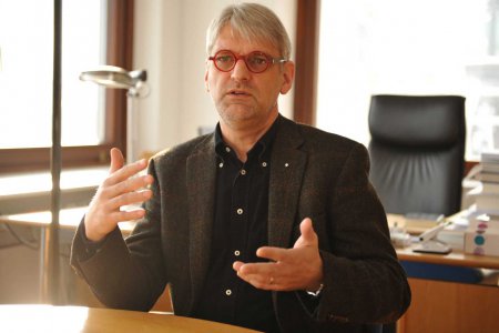 Sieht wichtigere Fragen als die des Abendmahls für gemischt-konfessionelle Ehepaare: Der Theologe Ulrich H.J. Körtner. Foto: epd/M. Uschmann