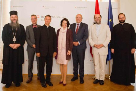 Der serbisch-orthodoxe Bischof Andrej Cilerdzic, Pfarrer Sören Lenz, der Generalsekretär der Österreichischen Bischofskonferenz, Peter Schipka, Staatssekretärin Karoline Edtstadler, Bischof Michael Bünker, der stellvertretende Generalsekretär der Kommissi