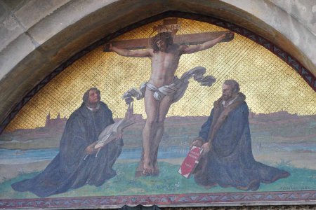 &quot;Für Martin Luther war es selbstverständlich, die Knie zu beugen, vor allem als Mönch. Aber auch als Reformator kennt er das noch.&quot; Die Thesentür an der Wittenberger Schlosskirche. Foto: epd/M. Uschmann