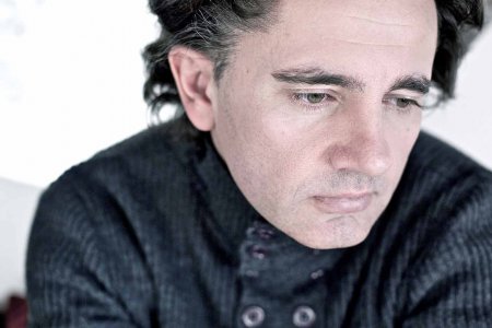 Interpretiert Vertonungen von Bertolt Brecht und Karl Kraus: der Tenor Alexander Kaimbacher. Foto: Lena Kern