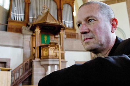 Nach Meinung der Frankfurter Allgemeinen Zeitung ein„mythischer Kentaur – halb Klavier, halb Mensch; phantasievoll, originell, energiegeladen und technisch perfekt.&quot; - Chris Jarett