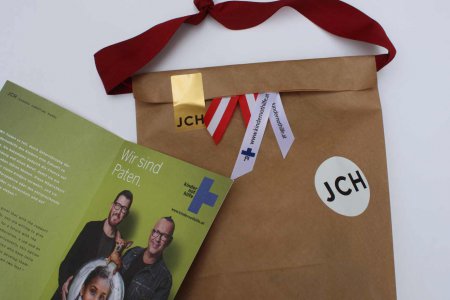 Designer Juergen Christian Hoerl und sein Geschäftspartner Martin Wagner vom Wiener Modelabel JCH sind die neuen Testimonials für der Kindernothilfe. Foto: Kindernothilfe