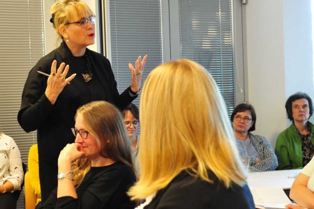 „Die Frauen müssen sich fragen: Was sind die Dinge, die ich erreichen möchte und wie kann ich sie erreichen?“ - die deutsche Politikberaterin Claudia Neusüß. Foto: epd/M. Uschmann „Die Frauen müssen sich fragen: Was sind die Dinge, die ich erreichen möchte und wie kann ich sie erreichen?“ - die deutsche Politikberaterin Claudia Neusüß. Foto: epd/M. Uschmann