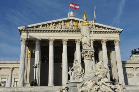 Bereits zum vierten Mal fand zu Beginn der herbstlichen Parlamentssession ein ökumenischer Gottesdienst statt. Archivbild: epd/Uschmann