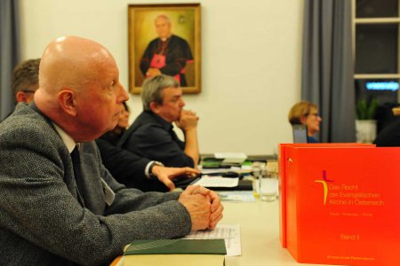 Tichy habe sich &quot;intensiv mit dem Wort Gottes auseinandergesetzt, es aber &#039;nicht beim Hören belassen&#039;, sondern Taten gesetzt&quot;, sagte Synodenpräsident Peter Krömer über den verstorbenen Oberkirchenrat. Foto: epd/Uschmann
