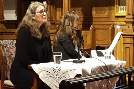 Krankenhausseelsorgerin Margit Leuthold bei der Präsentation des Buches in der Lutherischen Stadtkirche. Am Klavier spielte Nevi Assenova. Foto: epd/T. Dasek