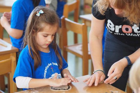 Workshops sollen bei Kindern ein Bewusstsein für den Umgang mit Nahrungsmitteln fördern. Foto: Brot für die Welt