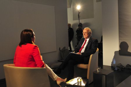 Im Gespräch über Europa, Frauen in der Kirche und die Rolle der Kirchen 1938: Bischof Bünker mit ORF-Journalistin Sandra Szabo. Foto: epd/Uschmann
