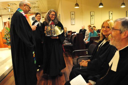 Im Rahmen des Festgottesdiensts (v.l.): Pfarrer Arno Preis, Pfarrerin Marietta Geuder-Mayrhofer, Pfarrerin Margit Leuthold, Oberkirchenrätin Ingrid Bachler und Superintendent Hansjörg Lein. Foto: epd/Uschmann Im Rahmen des Festgottesdiensts (v.l.): Pfarrer Arno Preis, Pfarrerin Marietta Geuder-Mayrhofer, Pfarrerin Margit Leuthold, Oberkirchenrätin Ingrid Bachler und Superintendent Hansjörg Lein. Foto: epd/Uschmann