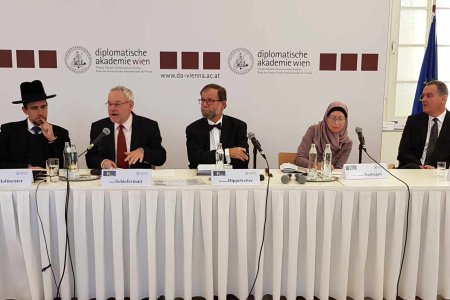 Diskutierten über Ethik- und Religionsunterricht (v.l.): Gemeinderabbiner Schlomo Hofmeister, Oberkirchenrat Karl Schiefermair, Moderator Michael Dippelreiter, Schulamtsleiterin Carla Amina Baghajati und Fachinspektor Manfred Göllner. Foto: epd/Michael Wi