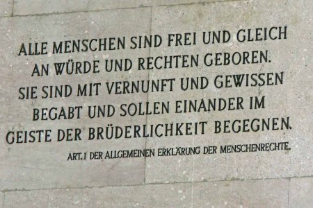 &quot;Der Weg zu den Menschenrechten führte durch die Abgründe der Geschichte. Vorbei an den Stätten des Nazi-Terrors.&quot; Foto: wikimedia/ursularegina/CC-BY-SA-3.0-AT