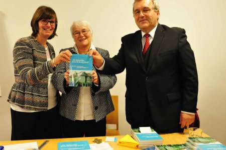 Das Herausgeberteam des neuen Buches zur Geschichte der Evangelischen Frauenschule: Dagmar Lagger, Helene Miklas und Siegfried Kreuzer. Foto: epd/Uschmann