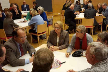 Offenen theologischen und kirchenrechtlichen Fragen zur &quot;Ehe für alle&quot; widmete sich ein Studientag mit Synodalen aus ganz Österreich. Foto: epd/Dasek