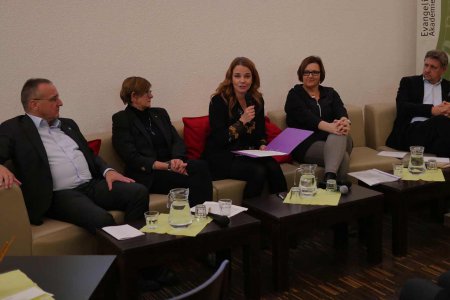 Im Gespäch über die Zukunft der Kirche (v.l.): der Zürcher Kirchenratsschreiber Walter Lüssi, Oberkirchenrätin Gerhild Herrgesell, Moderatorin Julia Schnizlein-Riedler, Superintendentialkuratorin Petra Mandl und Rüdiger Noll von den Deutschen Evangelische