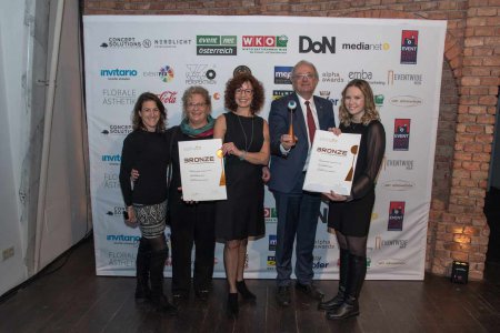Die Gastgeber mit den Organisatoren von &quot;Happy &amp; Ness&quot; bei der Preisverleihung (v.l.): Waltraud Kugler, die Projektverantwortliche Charlotte Matthias, &quot;Happy &amp; Ness&quot;-Chefin Margit Szeliga-Schrall, Bischof Michael Bünker und Viktoria Schattauer. Foto: Even