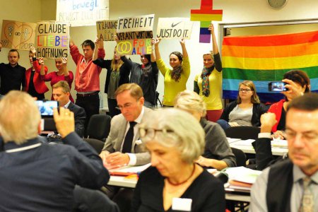 Theologie-Studierende und junge in der Kirche Engagierte brachten ihre Haltung mit Transparenten zum Ausdruck. Foto: epd/Uschmann