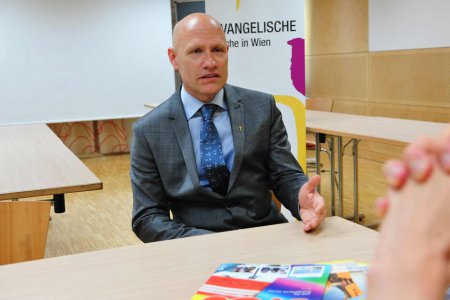 &quot;Wo Stimmen laut werden, wer aller nicht sozialer Unterstützung in entsprechendem Umfang wert ist, dort möchte ich, dass wir als Evangelische uns dagegen aussprechen.“ Matthias Geist im Interview mit der Wiener Zeitung. Foto: epd/Uschmann