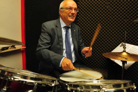 Spielt mit der Band &quot;Kreuzweh&quot; für pflegende Kinder und Jugendliche groß auf: Bischof Michael Bünker. Foto: epd/Uschmann