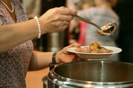&quot;Niemand will hungern, deshalb sollen wir den Hungrigen zu Essen geben, niemand will durstig sein, deshalb sollen wir Dürstenden zu trinken geben, niemand will schutzlos sein, deshalb sollen wir die Fremden aufnehmen.&quot; Foto: pixabay