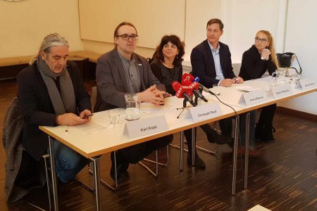   Orten fehlende europäische Zusammenarbeit im Flüchtlingsbereich: Karl Kopp von Pro Asyl Deutschland, Christoph Riedl von der Diakonie Österreich, Aniko Bakonyi vom Hungarian Helsinki Committee, Martin Rozumek von der tschechischen OPU und Adriana Romer 