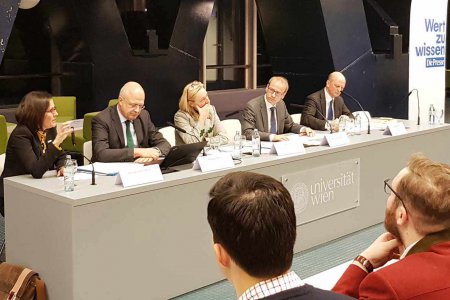 Diskutierten am Wiener Juridicum (v.l.): Diakonie-Direktorin Maria Katharina Moser, der Jurist Wolfgang Mazal, die Ökonomin Barbara Kolm, Moderator Benedikt Kommenda und der Jurist Ewald Wiederin. Foto: epd/Michael Windisch
