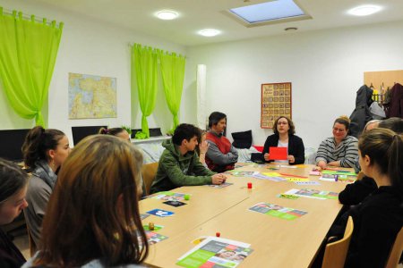 Mehrere Workshops brachten den SchülerInnen das Theologiestudium sowie Berufe in Diakonie und Kirche nahe - hier Petra Jany und Elisabeth Lösch beim Workshop über Gemeindepädagogik. Foto: epd/Uschmann