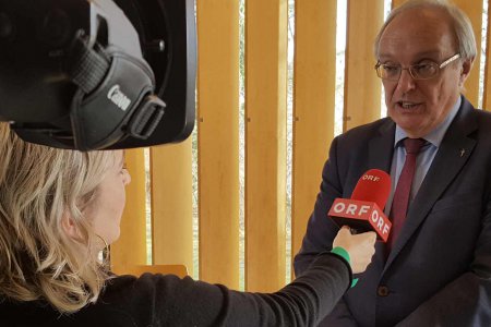 Michael Bünker im Interview für die ZIB1. In der ZIB 24 war der Bischof dann Studiogast zum Thema Karfreitag. Foto: epd/T. Dasek
