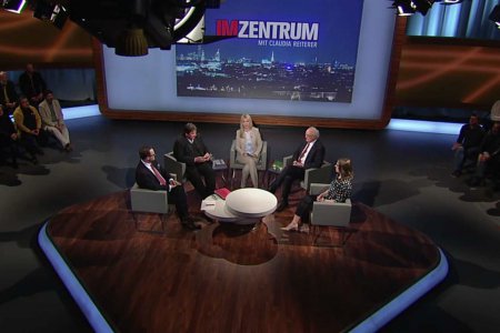 Diskutierten &quot;Im Zentrum&quot;: NEOS-Wirtschaftssprecher Sepp Schellhorn, SPÖ-Sozialsprecher Josef Muchitsch, Moderatorin Claudia Reiterer, Bischof Michael Bünker und Arbeitsrechtsexpertin Katharina Körber-Risak (v.l.). Foto: ORF/Screenshot