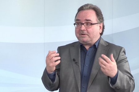 "Es ist auf jeden Fall ein Feiertagsraub. Juristen sind sich auch völlig uneinig, ob der Generalkollektivvertrag noch gilt.“ Michael Chalupka im Interview mit Krone TV. Foto: Krone/Screenshot "Es ist auf jeden Fall ein Feiertagsraub. Juristen sind sich auch völlig uneinig, ob der Generalkollektivvertrag noch gilt.“ Michael Chalupka im Interview mit Krone TV. Foto: Krone/Screenshot