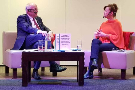  „Immer steht einer Freiheitsbewegung ein Gedanke voran. Das gilt es wieder zu vergegenwärtigen.“ Renata Schmidtkunz im Gespräch mit Bischof Michael Bünker. Foto: epd/Windisch
