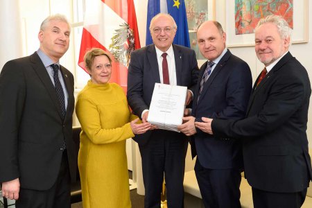 32.000 Unterschriften als Zeichen für den &quot;großen Unmut&quot; unter den Evangelischen: Bei der Übergabe der Petition (v.l.) Landessuperintendent Thomas Hennefeld, Synoden-Vizepräsidentin Gisela Malekpour, Bischof Michael Bünker, Nationalratspräsident Wolfgang 