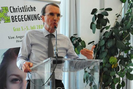 Bis Mitte Mai soll der Verfassungsgerichtshof angerufen werden, so Krömer. Foto: epd/Uschmann