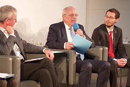 Klare Absage an Nationalismus: An der Europa-Debatte beteiligten sich neben Bischof Michael Bünker (Mitte) Roman Zeller von der SPÖ (re.), Friedhelm Frischenschlager (NEOS), Nikolaus Kunrath (Grüne) und Lukas Mandl (ÖVP). Moderiert wurde die Diskussion vo