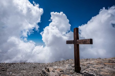 &quot;Das Kreuz ist das Zentrum des Heils, denn Gott erlöst und versöhnt uns mit sich durch den Kreuzestod Jesu.&quot; Foto: pxhere