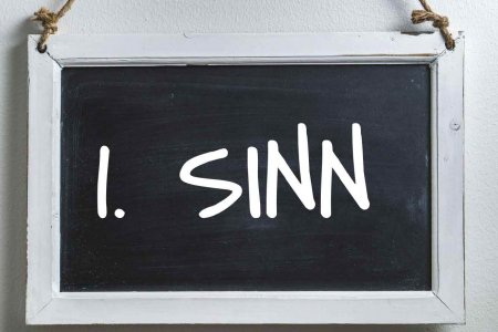 &quot;In der Kirche haben Sie es mit dem &#039;Ratgeber aller Ratgeber&#039; zu tun – der Bibel.&quot; Foto: pxhere/Grafik: epd