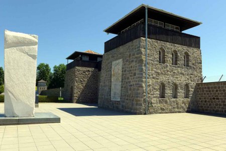Das Eingangsgebäude zum KZ Mauthausen. Foto: wikimedia/dnalor01/cc by sa 3.0