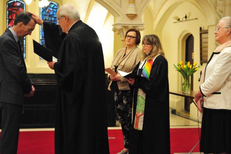 Bischof Bünker führte Peter Krömer in sein Amt als Synodenpräsident ein. Als Assistentinnen wirkten bei der Amtseinführung Oberkirchenrätin Gabriele Jandrasits, Pfarrerin Marianne Fliegenschnee und Superintendentialkuratorin Petra Mandl (v.r.). Foto: epd/