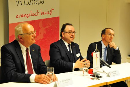   Beim Pressegespräch nach der Wahl: Der amtierende Bischof Michael Bünker, sein Nachfolger Michael Chalupka und Synodenpräsident Peter Krömer. Foto: epd/Uschmann