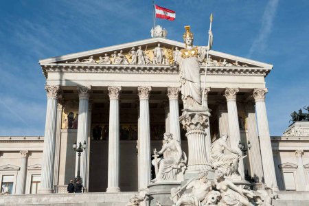  „Demokratie lebt davon, dass rechtsstaatliche Prinzipien eingehalten werden. Es braucht aber auch Haltungen, die die Demokratie stützen“, so Bischof Bünker. Foto: epd/Uschmann