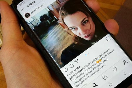 &quot;Einige Geistliche betreiben Blogs, YouTube-Kanäle, Facebook- oder Instagram-Accounts und erreichen dort mit ihren Gedanken, Bildern und Predigten weit mehr Menschen, als beim sonntäglichen Gottesdienst.&quot; Foto: epd/Windisch