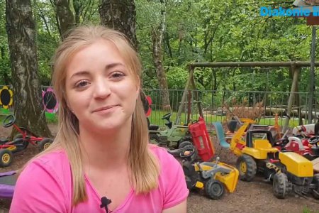 Jugendliche teilen in den Videos ihre Erfahrungen aus dem Freiwilligen Sozialjahr, so wie Julia, die in einem Integrationskindergarten arbeitet. Foto: Youtube/Screenshot
