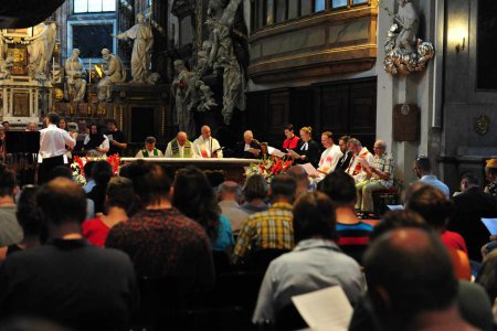   „Offen für alle, egal wen sie lieben, welchen Bekenntnisses sie sind oder auch nicht, welchem Geschlecht sie sich zuordnen oder auch nicht“, sollte der Gottesdienst in der Wiener Michaelerkirche sein. Foto: epd/Uschmann